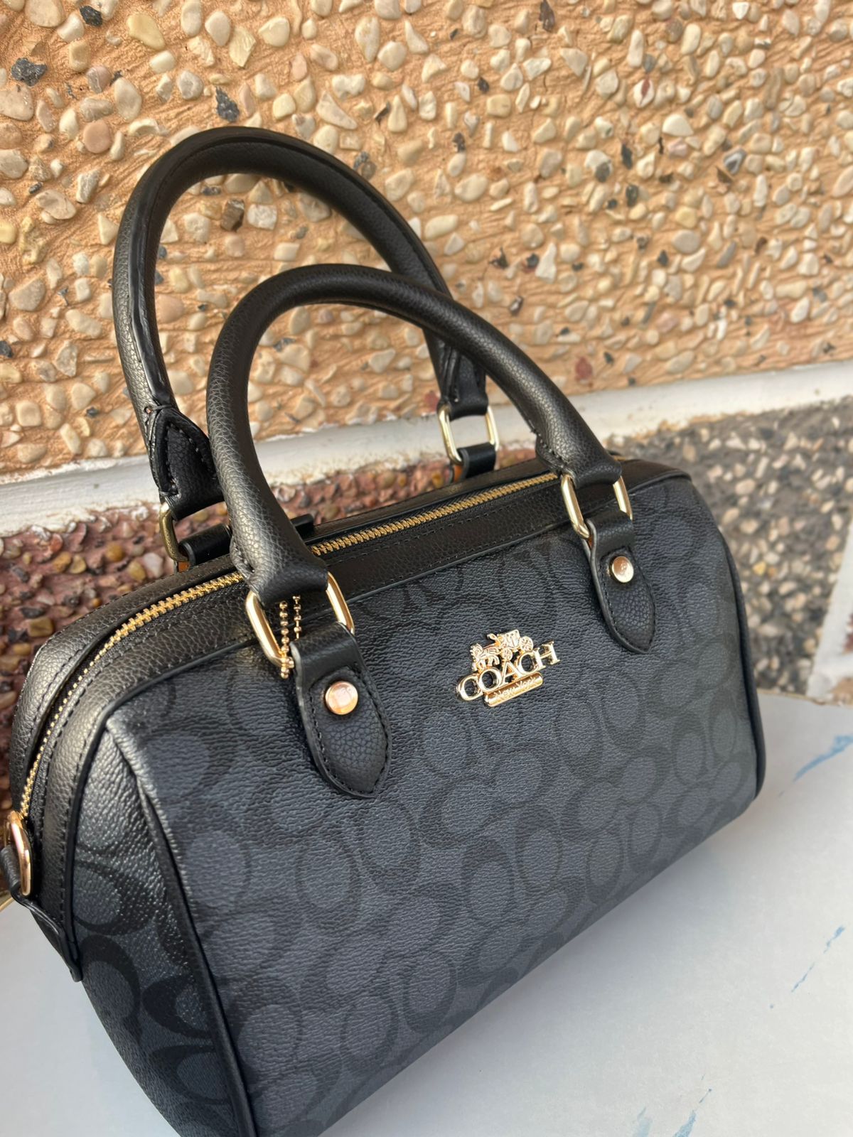 حقيبة يد من ماركة كوتش